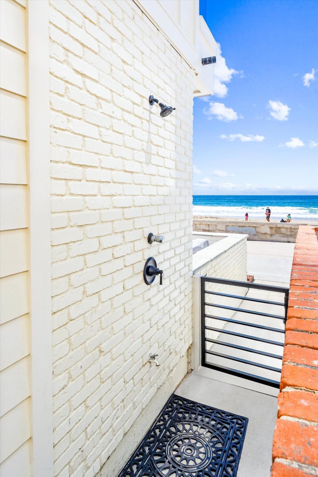 Entire Upper Oceanfront Masterpiece With Rooftop Holiday home *
