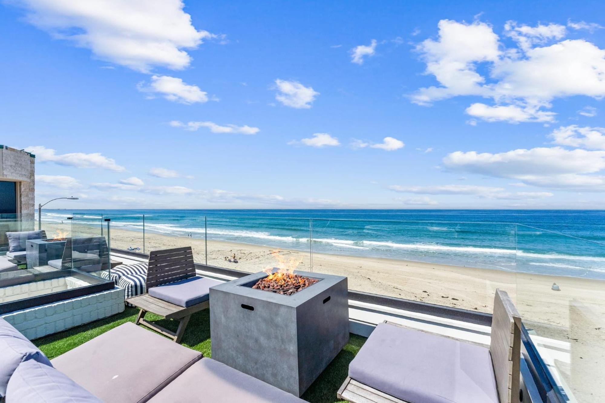 Entire Upper Oceanfront Masterpiece With Rooftop *