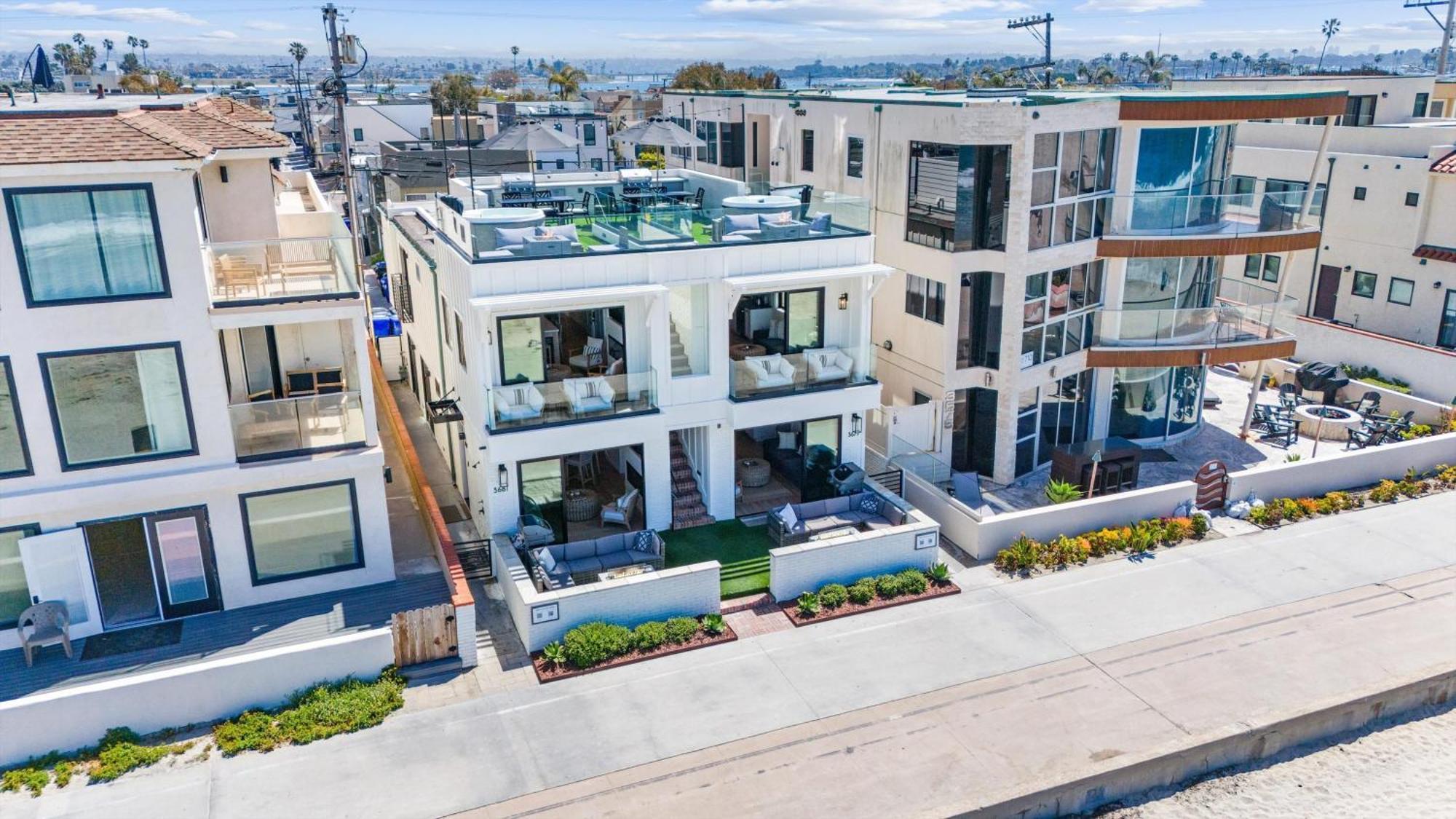 Entire Upper Oceanfront Masterpiece With Rooftop Holiday home