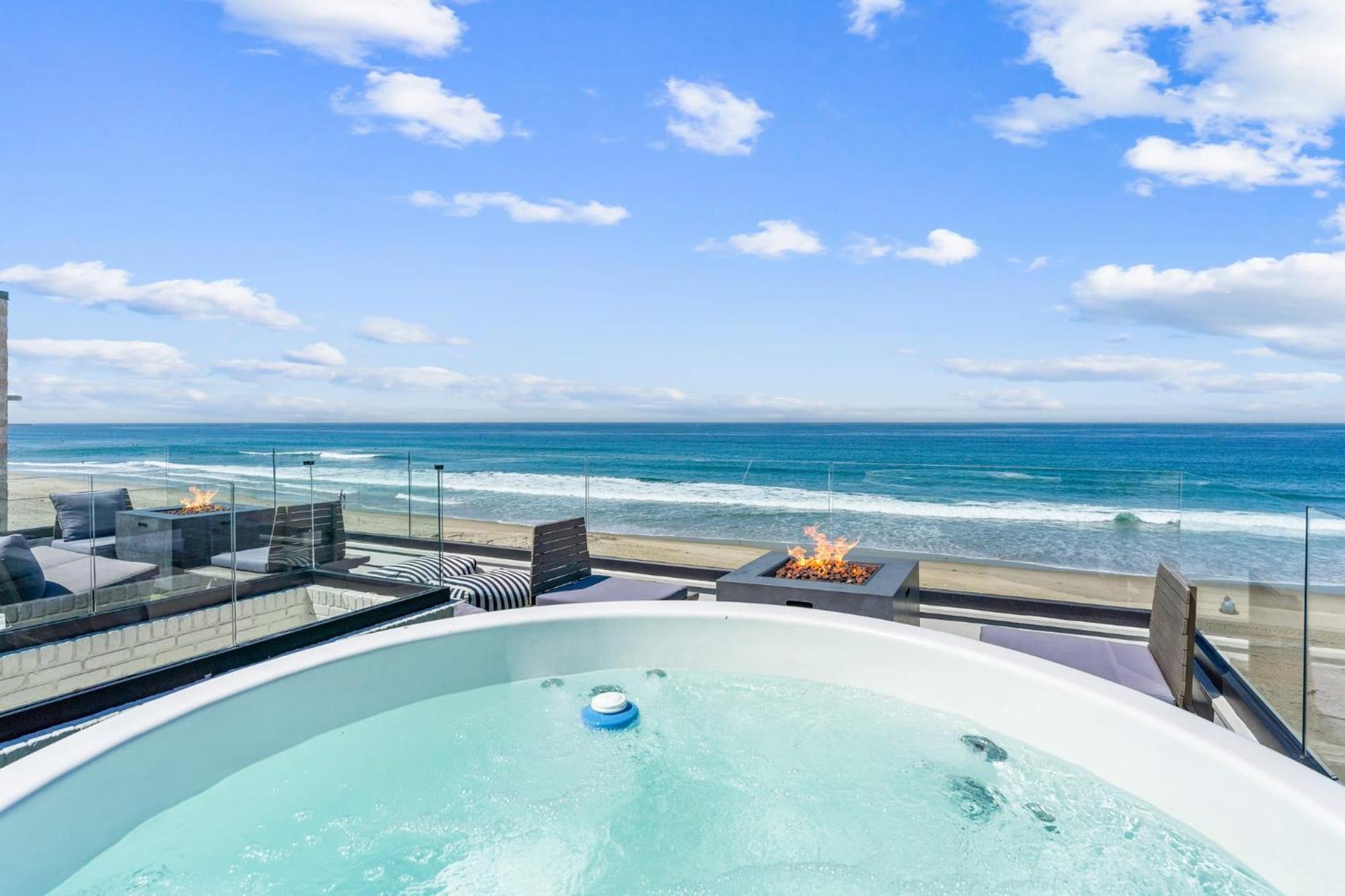 Holiday home Entire Upper Oceanfront Masterpiece With Rooftop