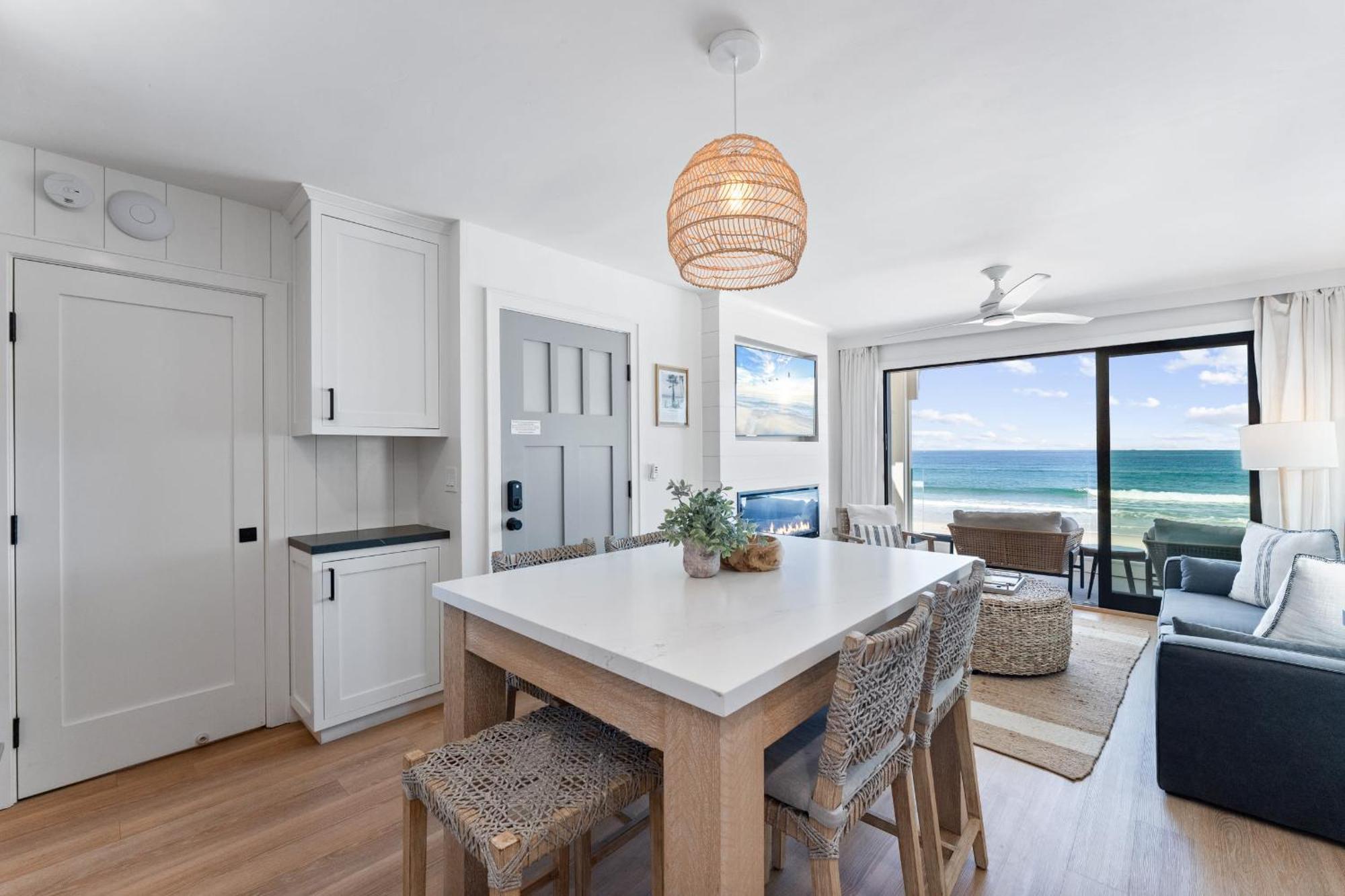 Entire Upper Oceanfront Masterpiece With Rooftop Holiday home