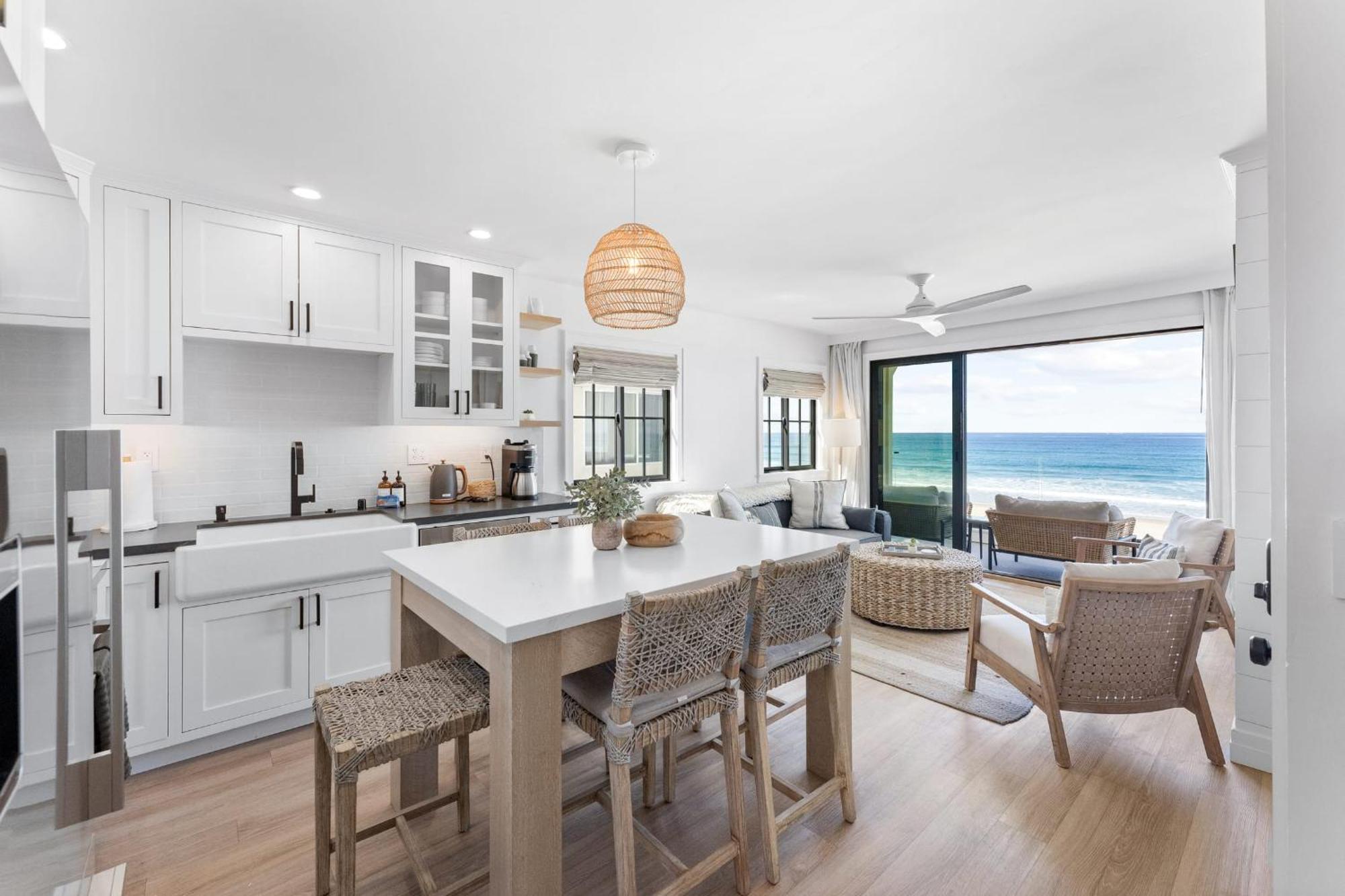 Entire Upper Oceanfront Masterpiece With Rooftop * San Diego