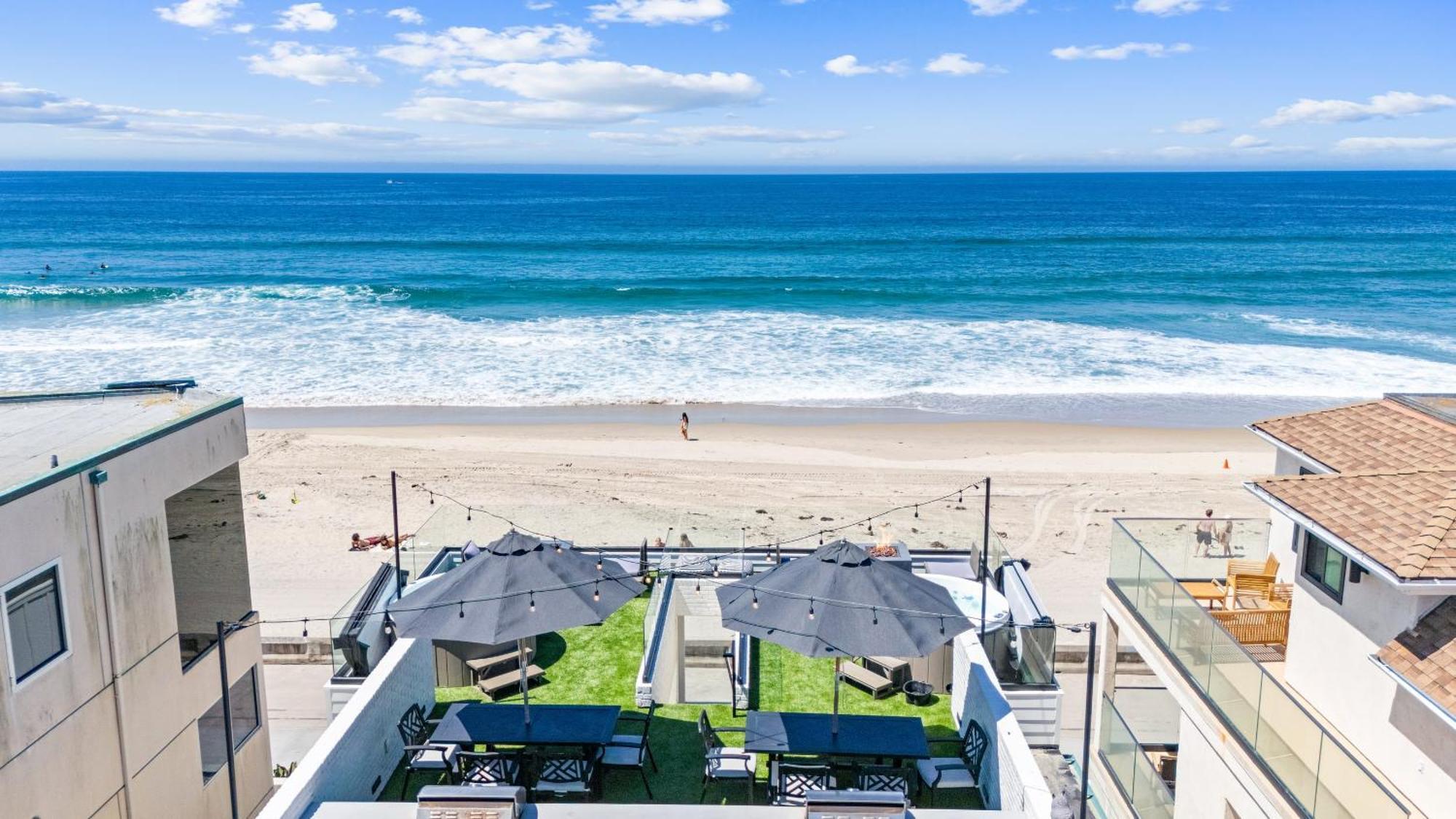 Entire Upper Oceanfront Masterpiece With Rooftop