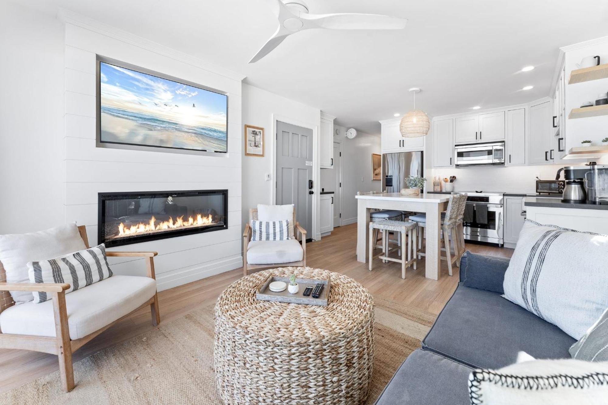Holiday home Entire Upper Oceanfront Masterpiece With Rooftop *