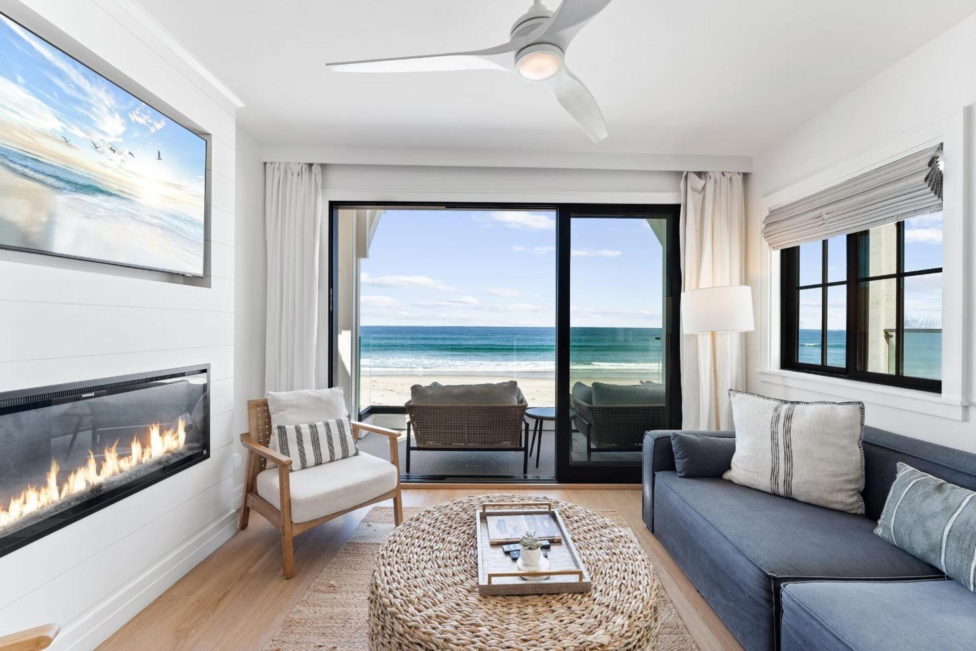 Entire Upper Oceanfront Masterpiece With Rooftop * San Diego