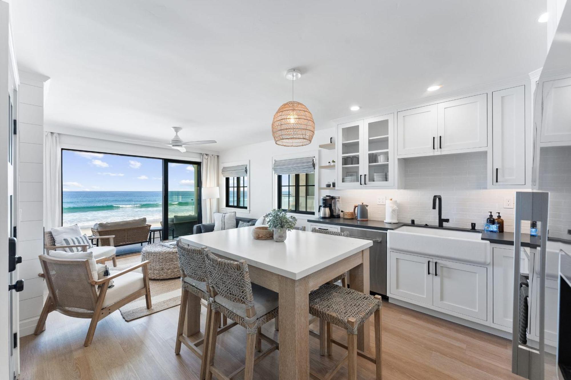 Entire Upper Oceanfront Masterpiece With Rooftop Holiday home