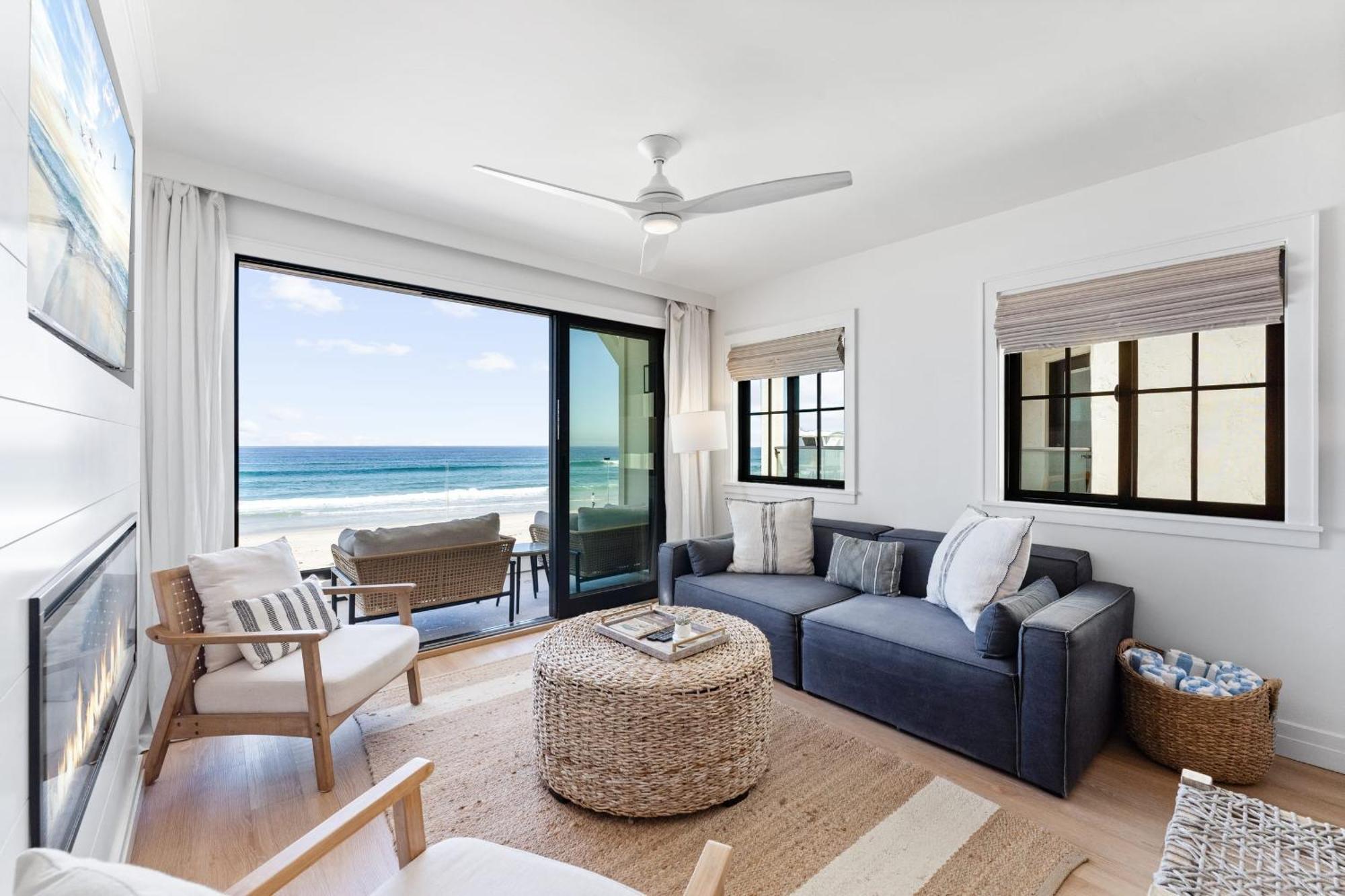 Entire Upper Oceanfront Masterpiece With Rooftop