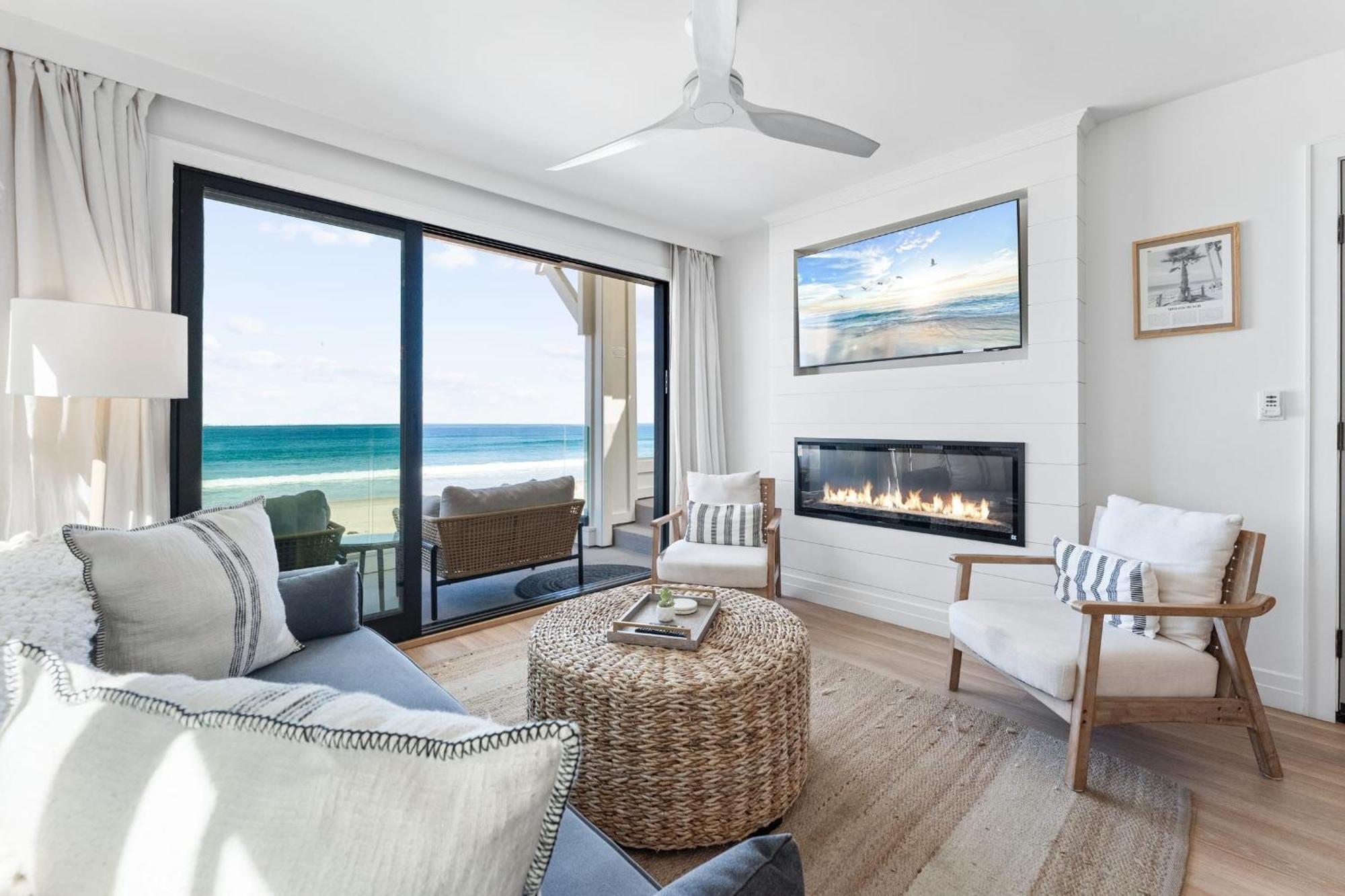 Holiday home Entire Upper Oceanfront Masterpiece With Rooftop *